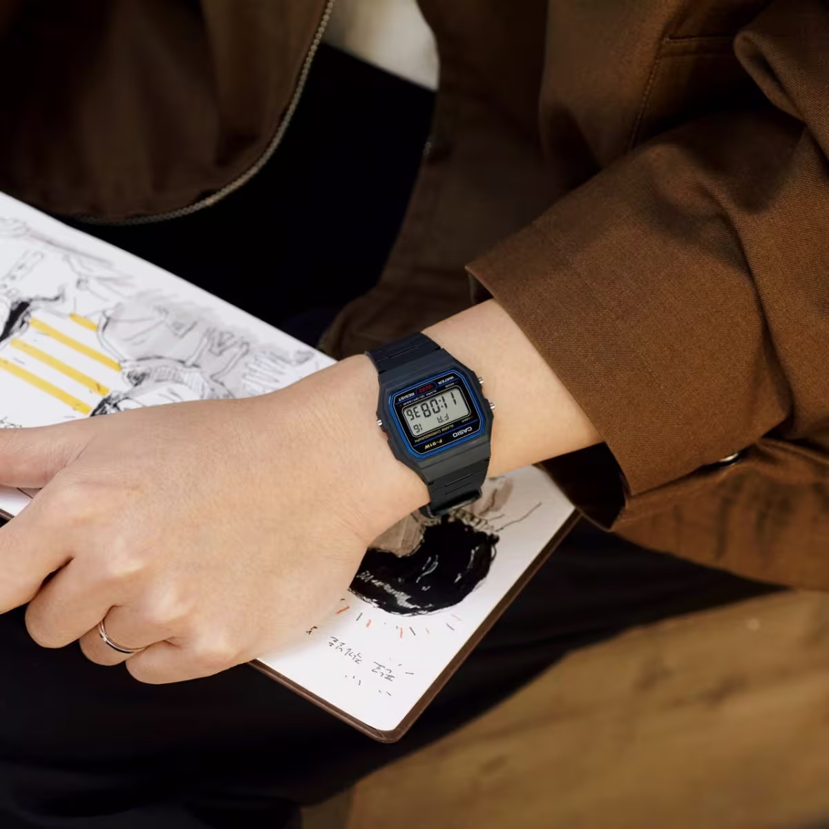 F-91W-1DG-6 ساعت مچی دیجیتال Casio F‑91W‑1DG با صفحه دیجیتال کلاسیک، قاب و بند رزین مشکی، نور پسزمینه LED، آلارم روزانه، کرنومتر و طراحی فوقسبک؛ مناسب استفاده روزمره