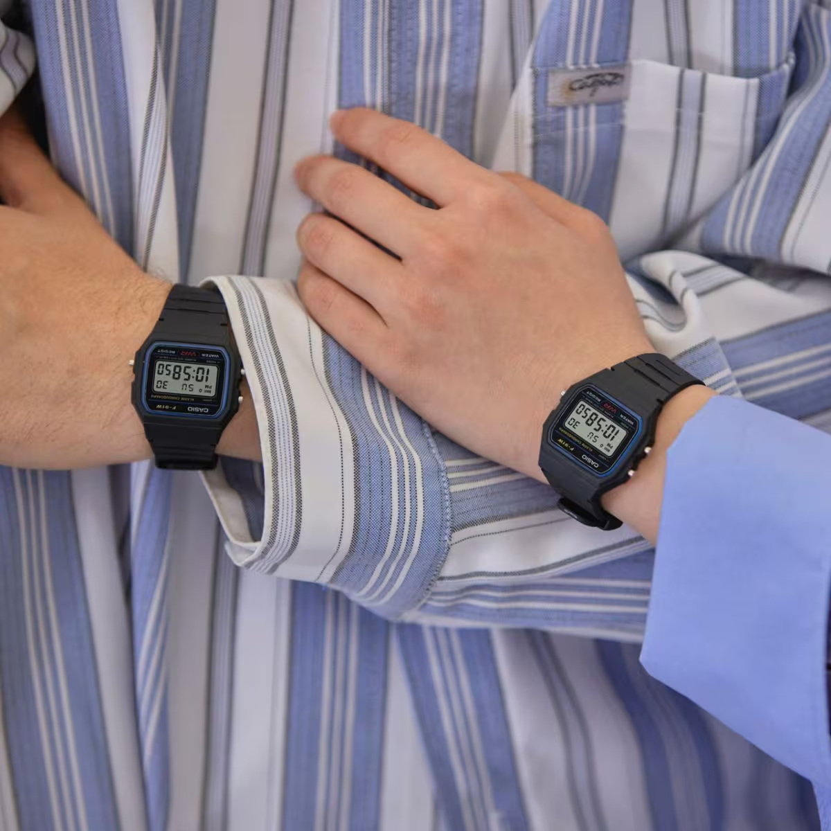 F-91W-1DG-7 ساعت مچی دیجیتال Casio F‑91W‑1DG با صفحه دیجیتال کلاسیک، قاب و بند رزین مشکی، نور پسزمینه LED، آلارم روزانه، کرنومتر و طراحی فوقسبک؛ مناسب استفاده روزمره
