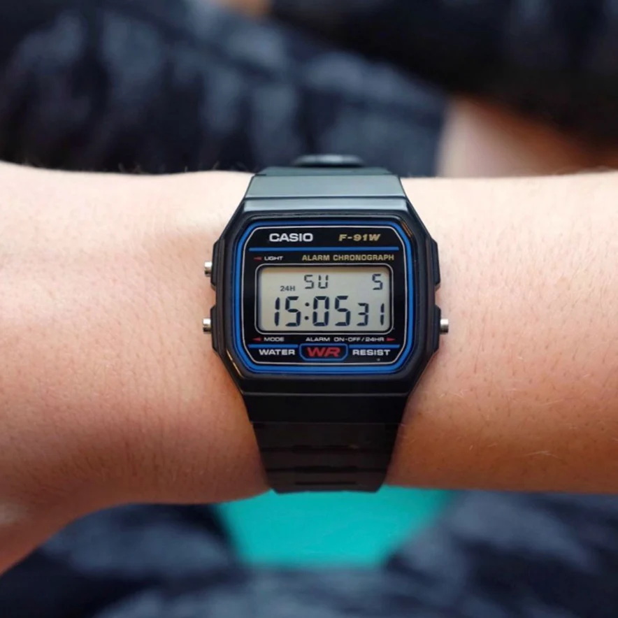 F-91W-1DG-8 ساعت مچی دیجیتال Casio F‑91W‑1DG با صفحه دیجیتال کلاسیک، قاب و بند رزین مشکی، نور پسزمینه LED، آلارم روزانه، کرنومتر و طراحی فوقسبک؛ مناسب استفاده روزمره