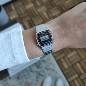 ساعت مچی دیجیتال زنانه کاسیو LA670WA‑1DF با صفحه مشکی، قاب و بند استیل نقره‌ای، طراحی رترو وینتیج، کرنومتر، آلارم روزانه و باتری ۵ ساله مناسب استفاده روزمره