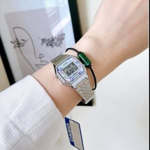 ساعت مچی دیجیتال زنانه کاسیو LA680WA‑2CDF با صفحه آبی، قاب و بند استیل نقره‌ای، طراحی وینتیج رترو، کرنومتر، آلارم و باتری ۵ ساله؛ مناسب استفاده روزمره و استایل مینیمال