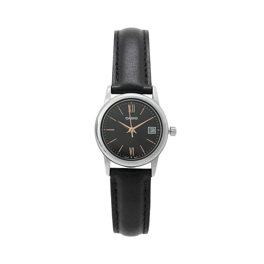 LTP-V002L-1B3-5 ساعت مچی زنانه Casio LTP‑V002L‑1B3UDF با صفحه مشکی کلاسیک، قاب استیل نقرهای، بند چرمی مشکی، اعداد رومی طلاییرنگ و شیشه مینرال؛ مناسب استایل رسمی و روزمره