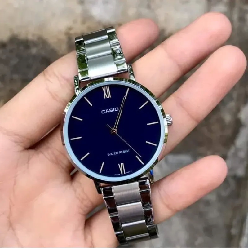 LTP-VT01D-2B-1 ساعت مچی زنانه Casio LTP‑VT01D‑2B با صفحه آبی مینیمال، قاب و بند استیل نقرهای، شیشه مینرال و مقاومت آب روزمره؛ مناسب استایل رسمی و روزانه