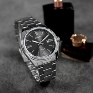 ساعت مچی مردانه Casio MTP‑1302D‑1A1 با صفحه مشکی کلاسیک، قاب و بند استیل نقره‌ای، نمایش تاریخ، شیشه مینرال و مقاومت آب ۵۰ متر؛ مناسب استایل رسمی و روزمره
