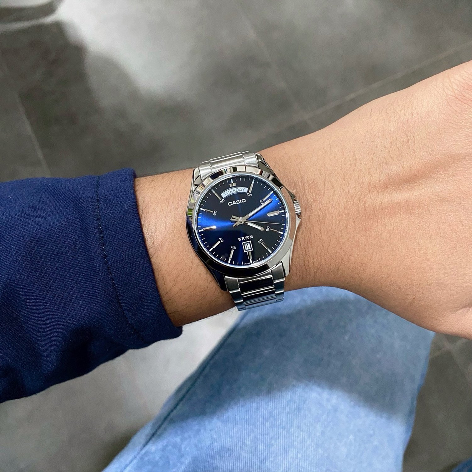 MTP-1370D-2A2V-1 ساعت مچی مردانه Casio MTP‑1370D‑2A2V با صفحه آبی کلاسیک، قاب و بند استیل نقرهای، نمایش روز و تاریخ، شیشه مینرال و مقاومت آب ۵۰ متر؛ مناسب استایل رسمی و روزمره شیک