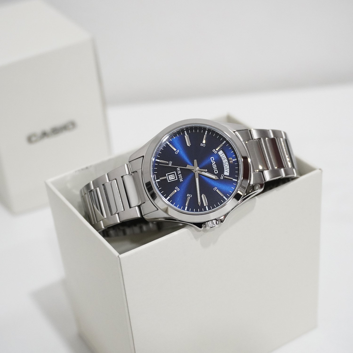 MTP-1370D-2A2V-2 ساعت مچی مردانه Casio MTP‑1370D‑2A2V با صفحه آبی کلاسیک، قاب و بند استیل نقرهای، نمایش روز و تاریخ، شیشه مینرال و مقاومت آب ۵۰ متر؛ مناسب استایل رسمی و روزمره شیک