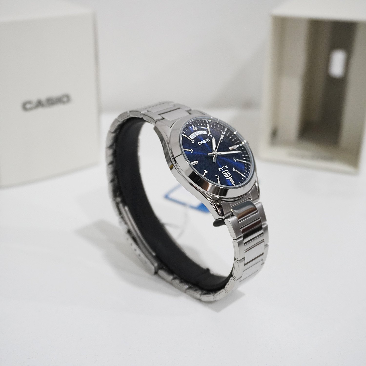 MTP-1370D-2A2V-3 ساعت مچی مردانه Casio MTP‑1370D‑2A2V با صفحه آبی کلاسیک، قاب و بند استیل نقرهای، نمایش روز و تاریخ، شیشه مینرال و مقاومت آب ۵۰ متر؛ مناسب استایل رسمی و روزمره شیک