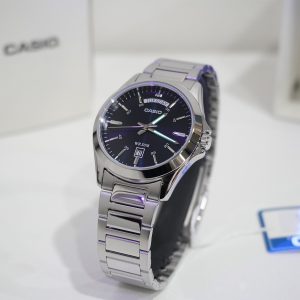 ساعت مچی مردانه Casio MTP‑1370D‑2A2V با صفحه آبی کلاسیک، قاب و بند استیل نقره‌ای، نمایش روز و تاریخ، شیشه مینرال و مقاومت آب ۵۰ متر؛ مناسب استایل رسمی و روزمره شیک