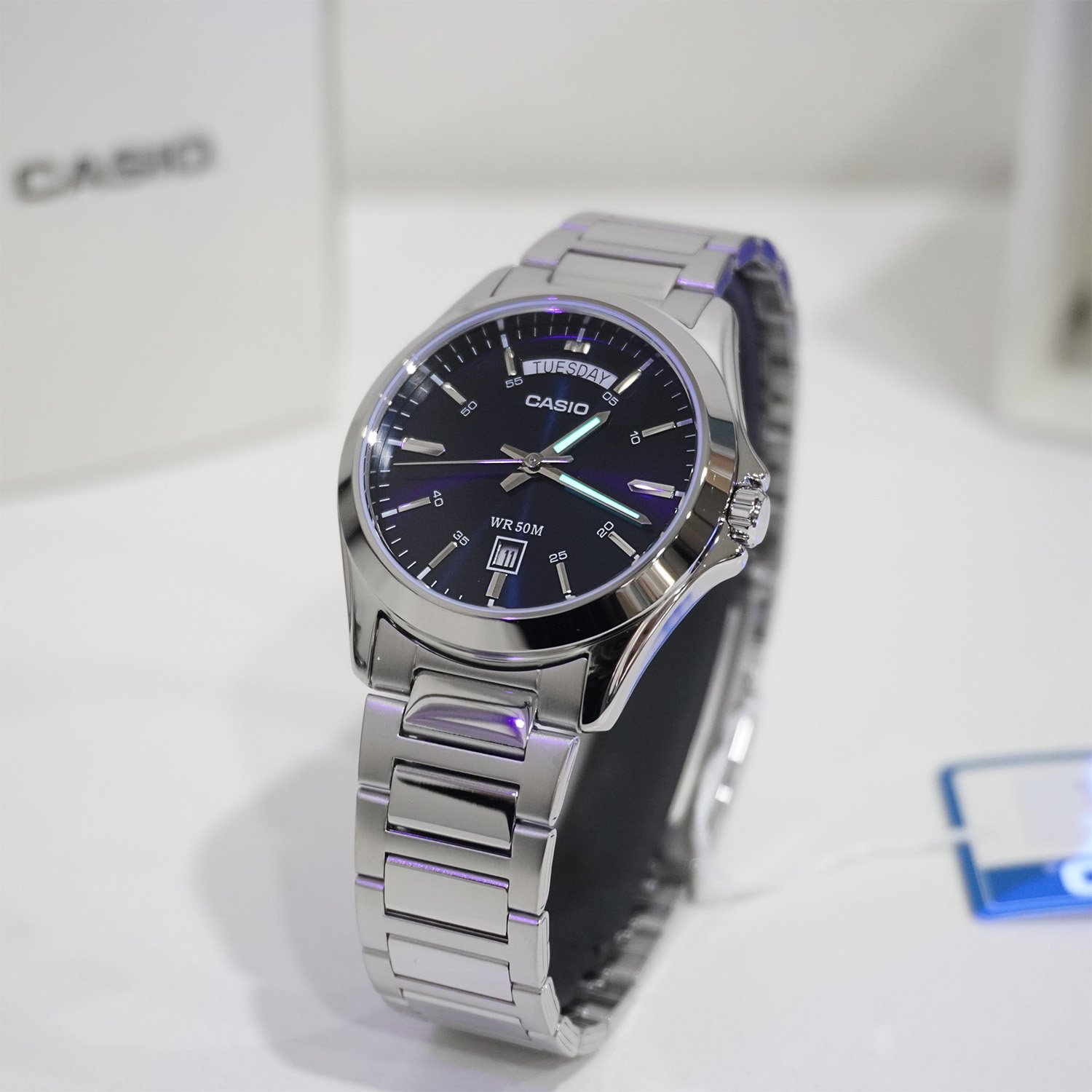 MTP-1370D-2A2V-4 ساعت مچی مردانه Casio MTP‑1370D‑2A2V با صفحه آبی کلاسیک، قاب و بند استیل نقرهای، نمایش روز و تاریخ، شیشه مینرال و مقاومت آب ۵۰ متر؛ مناسب استایل رسمی و روزمره شیک