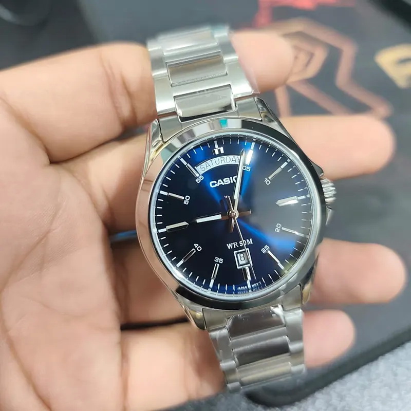 MTP-1370D-2A2V-6 ساعت مچی مردانه Casio MTP‑1370D‑2A2V با صفحه آبی کلاسیک، قاب و بند استیل نقرهای، نمایش روز و تاریخ، شیشه مینرال و مقاومت آب ۵۰ متر؛ مناسب استایل رسمی و روزمره شیک