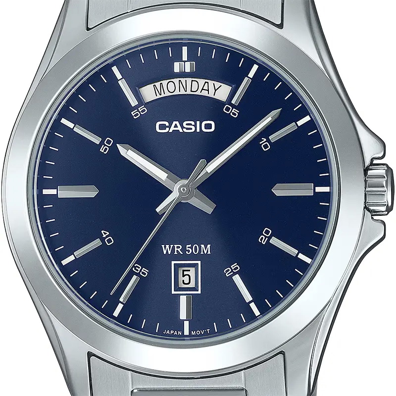 MTP-1370D-2A2V-7 ساعت مچی مردانه Casio MTP‑1370D‑2A2V با صفحه آبی کلاسیک، قاب و بند استیل نقرهای، نمایش روز و تاریخ، شیشه مینرال و مقاومت آب ۵۰ متر؛ مناسب استایل رسمی و روزمره شیک