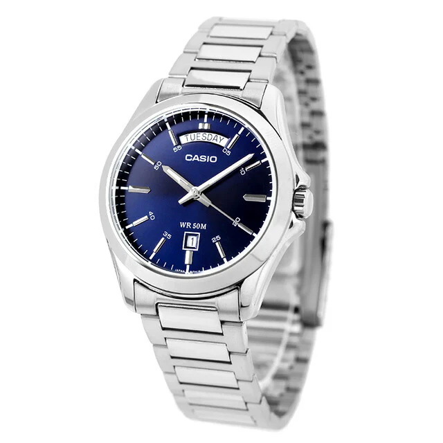 MTP-1370D-2A2V-8 ساعت مچی مردانه Casio MTP‑1370D‑2A2V با صفحه آبی کلاسیک، قاب و بند استیل نقرهای، نمایش روز و تاریخ، شیشه مینرال و مقاومت آب ۵۰ متر؛ مناسب استایل رسمی و روزمره شیک