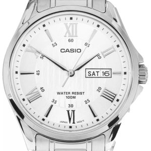 ساعت مچی مردانه Casio MTP‑1384D‑7A با صفحه سفید کلاسیک، ایندکس عددی و خطی، نمایش روز و تاریخ در موقعیت ساعت ۳، قاب و بند استیل نقره‌ای و شیشه مینرال؛ مناسب استفاده رسمی و اداری