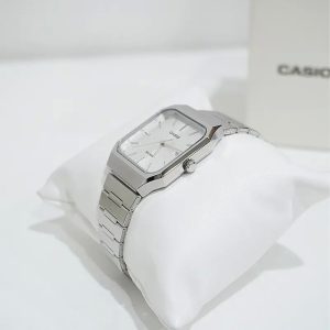 ساعت مچی مردانه Casio MTP‑B185D‑7AVDF با صفحه سفید مینیمال، قاب و بند استیل نقره‌ای، نمایش تاریخ، شیشه مینرال و مقاومت آب ۵۰ متر؛ طراحی کلاسیک مناسب استایل رسمی و روزمره