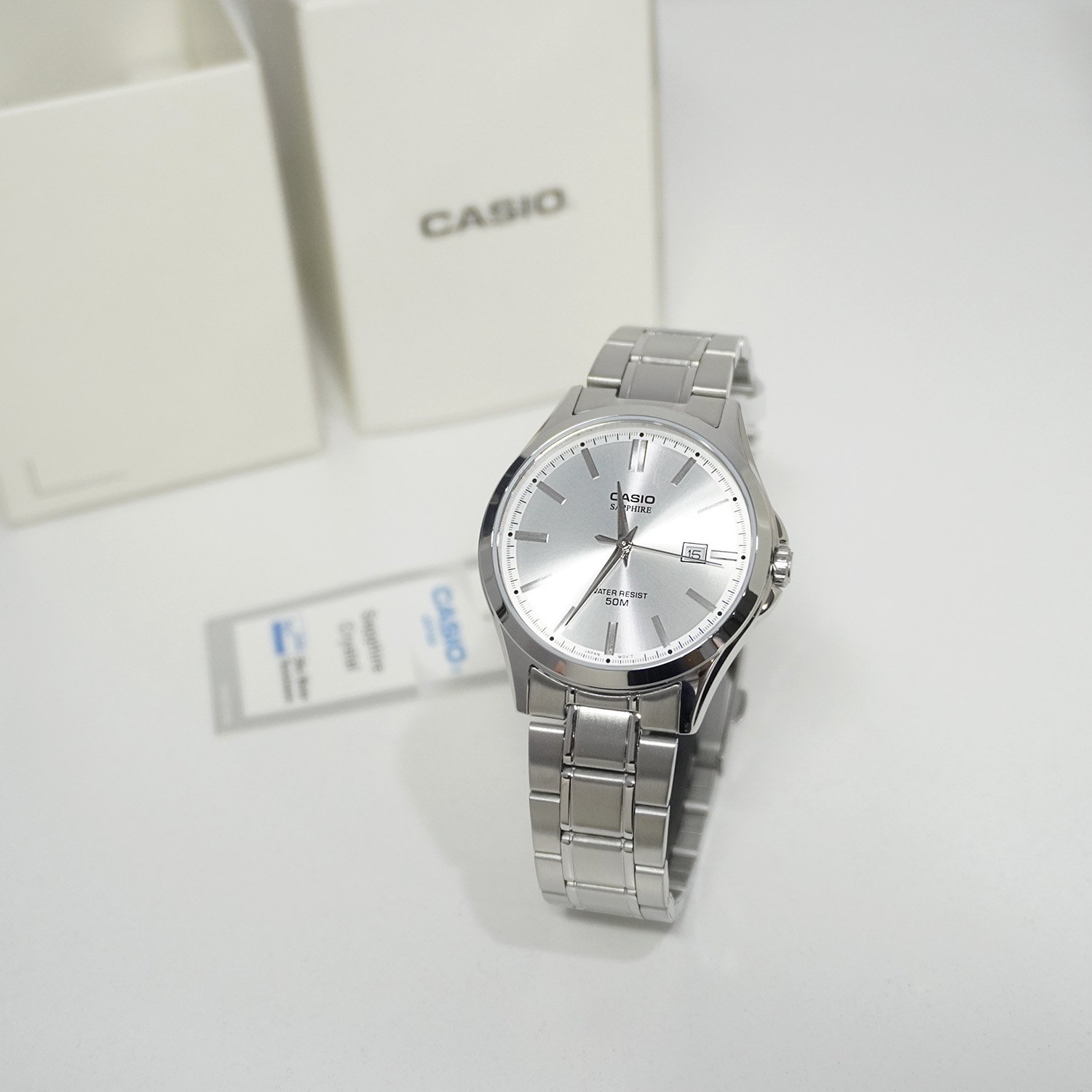 MTS-115D-8AV-1 ساعت مچی مردانه Casio MTS‑115D‑8AV با صفحه نقرهای خاکستری، قاب و بند استیل نقرهای، شیشه یاقوت کبود ضدخش، موتور کوارتز و مقاومت آب ۵۰ متر؛ مناسب استایل رسمی و نیمهرسمی