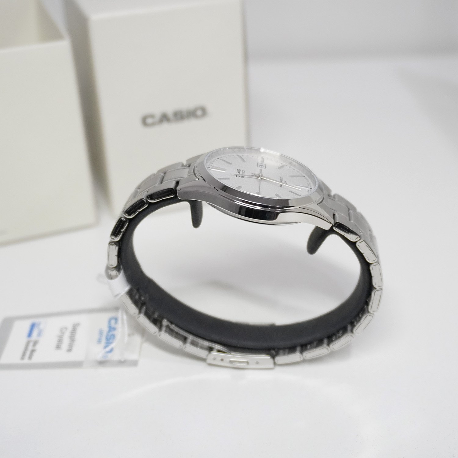 MTS-115D-8AV-2 ساعت مچی مردانه Casio MTS‑115D‑8AV با صفحه نقرهای خاکستری، قاب و بند استیل نقرهای، شیشه یاقوت کبود ضدخش، موتور کوارتز و مقاومت آب ۵۰ متر؛ مناسب استایل رسمی و نیمهرسمی