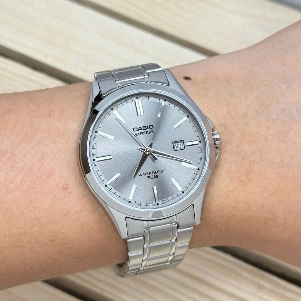 MTS-115D-8AV-6 ساعت مچی مردانه Casio MTS‑115D‑8AV با صفحه نقرهای خاکستری، قاب و بند استیل نقرهای، شیشه یاقوت کبود ضدخش، موتور کوارتز و مقاومت آب ۵۰ متر؛ مناسب استایل رسمی و نیمهرسمی