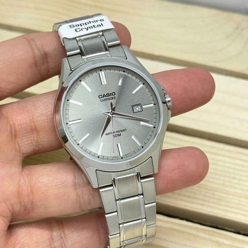 MTS-115D-8AV-7 ساعت مچی مردانه Casio MTS‑115D‑8AV با صفحه نقرهای خاکستری، قاب و بند استیل نقرهای، شیشه یاقوت کبود ضدخش، موتور کوارتز و مقاومت آب ۵۰ متر؛ مناسب استایل رسمی و نیمهرسمی
