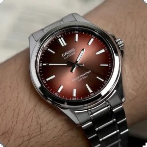 ساعت مچی مردانه Casio MTS‑RS100D‑5ADF با صفحه قهوه‌ای (Brown Dial)، قاب و بند استیل نقره‌ای، شیشه یاقوت کبود (Sapphire Crystal)، موتور کوارتز دقیق و مقاومت آب ۵۰ متر؛ مناسب استایل رسمی و روزمره شیک ساعت کاسیو MTS-RS100D-5ADF کلاسیک مردانه با بند استیل