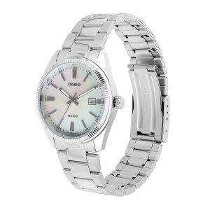 ساعت مچی مردانه Casio MTP‑1302DS‑7AVDF با صفحه صدف سفید طبیعی (Mother of Pearl)، قاب و بند استیل نقره‌ای، نمایش تاریخ در موقعیت ساعت ۳، شیشه مینرال و مقاومت آب ۵۰ متر؛ مناسب استایل رسمی و روزمره شیک
