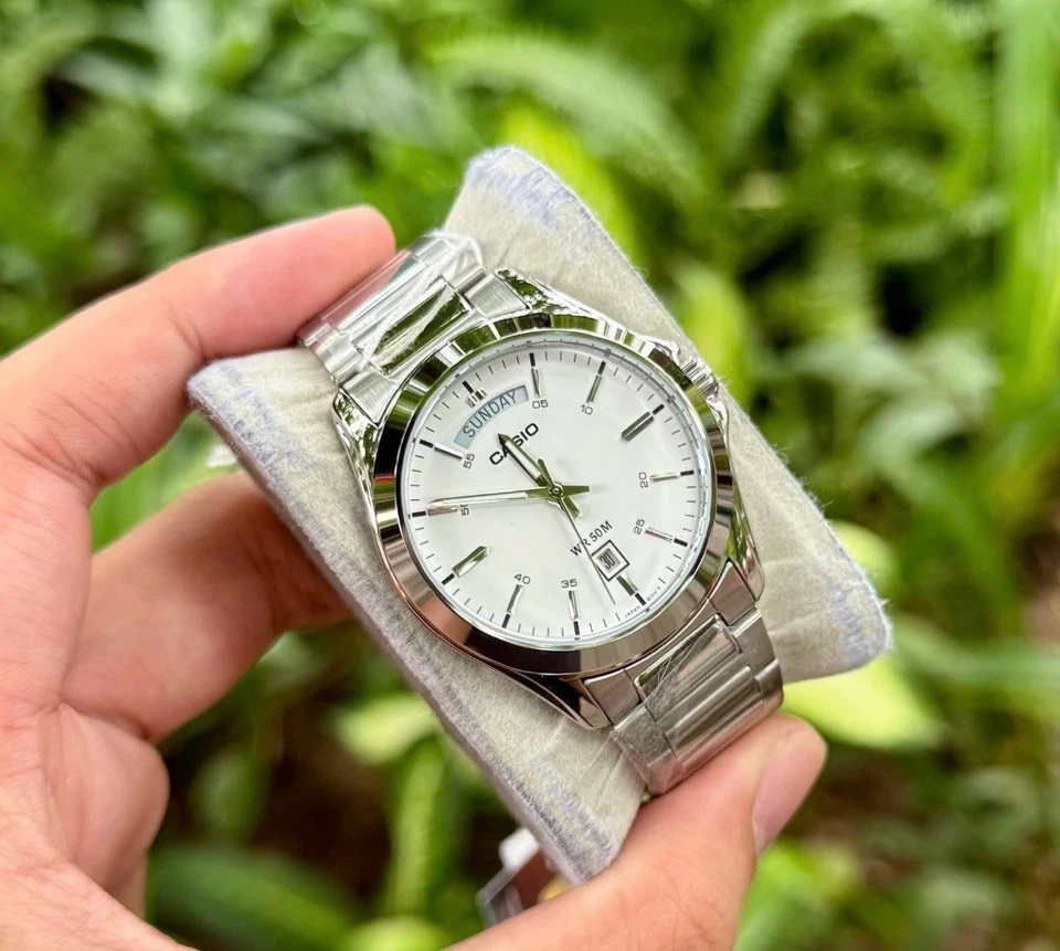 Mtp 1370d 7a3-10 ساعت مچی مردانه Casio MTP‑1370D‑7A3 با صفحه سفید کلاسیک، قاب و بند استیل نقرهای، نمایش روز و تاریخ، شیشه مینرال و مقاومت آب ۵۰ متر؛ مناسب استایل رسمی و اداری