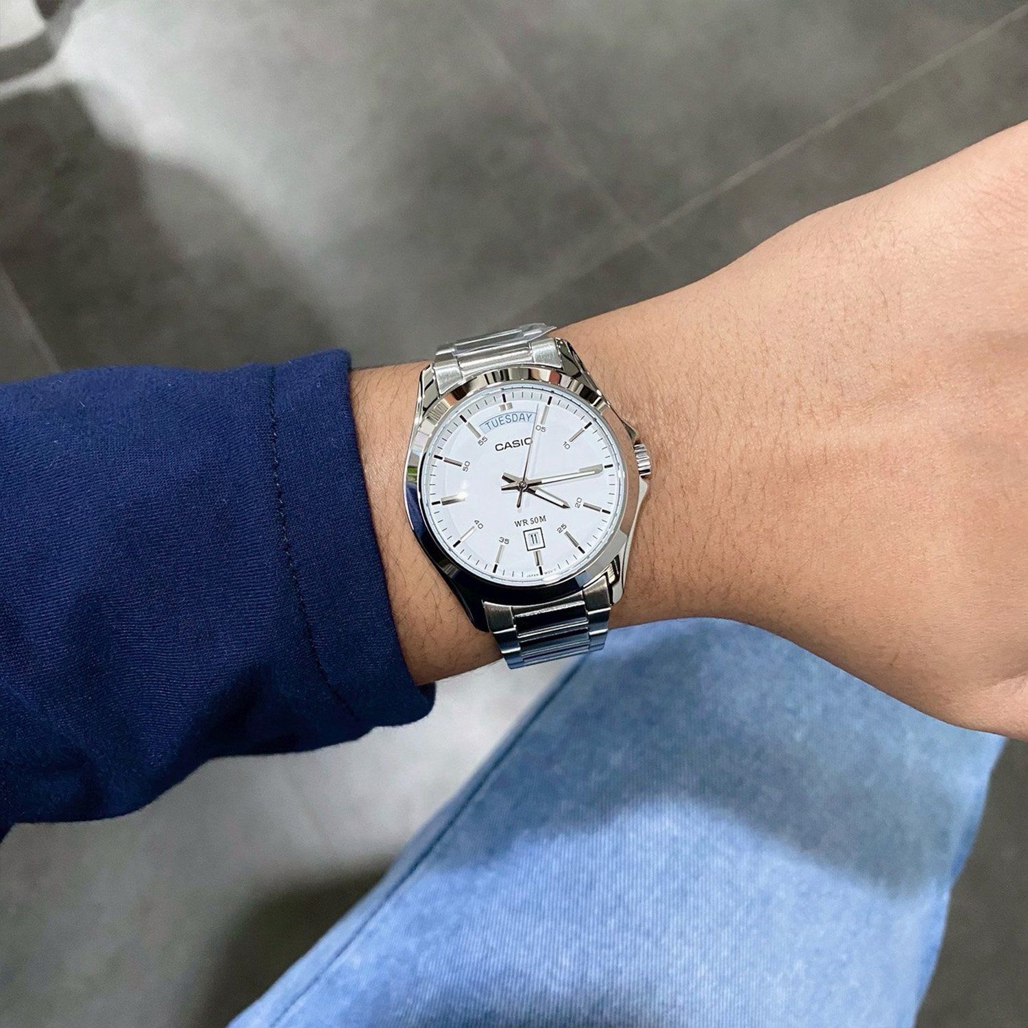 Mtp 1370d 7a3-3 ساعت مچی مردانه Casio MTP‑1370D‑7A3 با صفحه سفید کلاسیک، قاب و بند استیل نقرهای، نمایش روز و تاریخ، شیشه مینرال و مقاومت آب ۵۰ متر؛ مناسب استایل رسمی و اداری