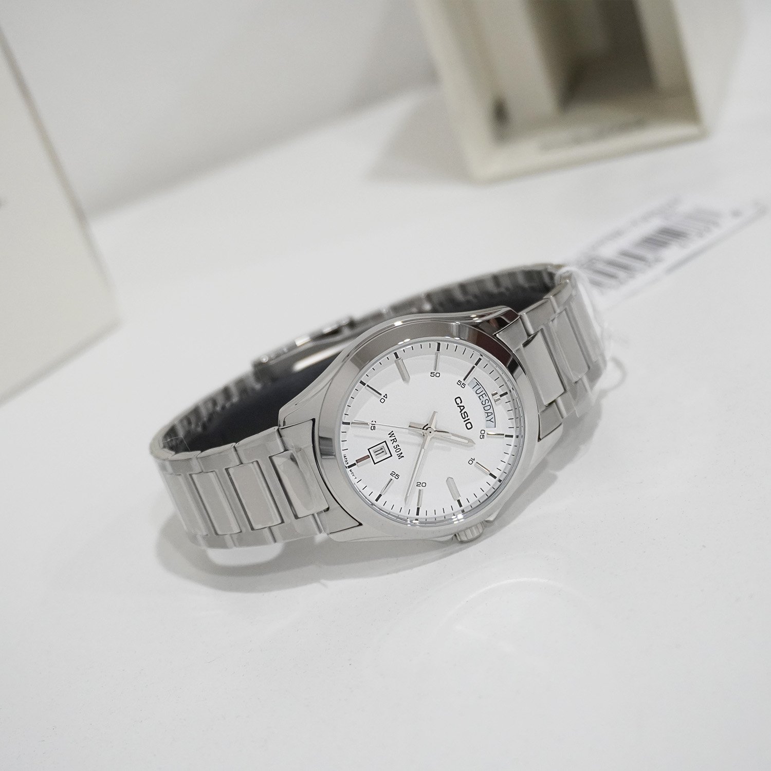 Mtp 1370d 7a3-4 ساعت مچی مردانه Casio MTP‑1370D‑7A3 با صفحه سفید کلاسیک، قاب و بند استیل نقرهای، نمایش روز و تاریخ، شیشه مینرال و مقاومت آب ۵۰ متر؛ مناسب استایل رسمی و اداری