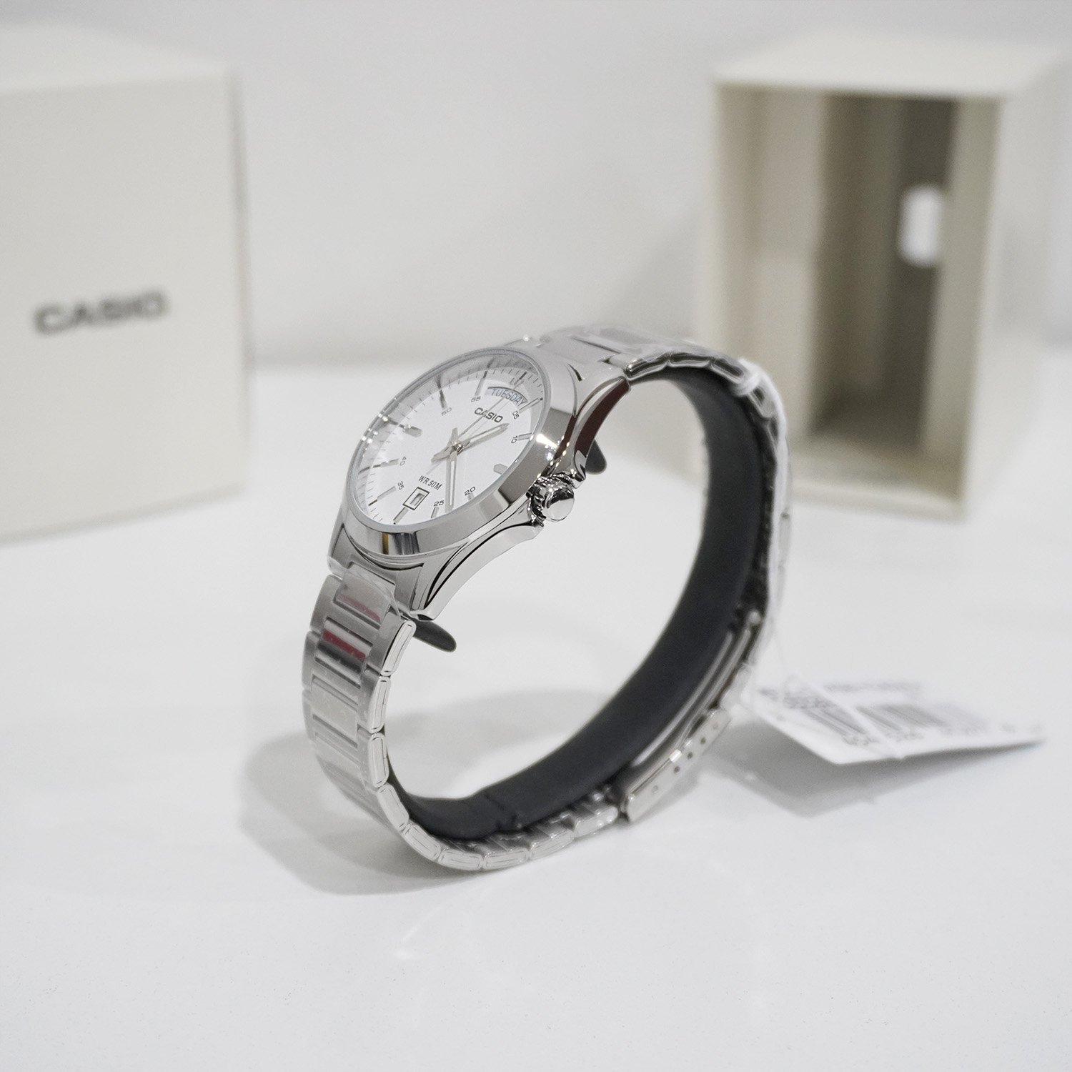 Mtp 1370d 7a3-5 ساعت مچی مردانه Casio MTP‑1370D‑7A3 با صفحه سفید کلاسیک، قاب و بند استیل نقرهای، نمایش روز و تاریخ، شیشه مینرال و مقاومت آب ۵۰ متر؛ مناسب استایل رسمی و اداری
