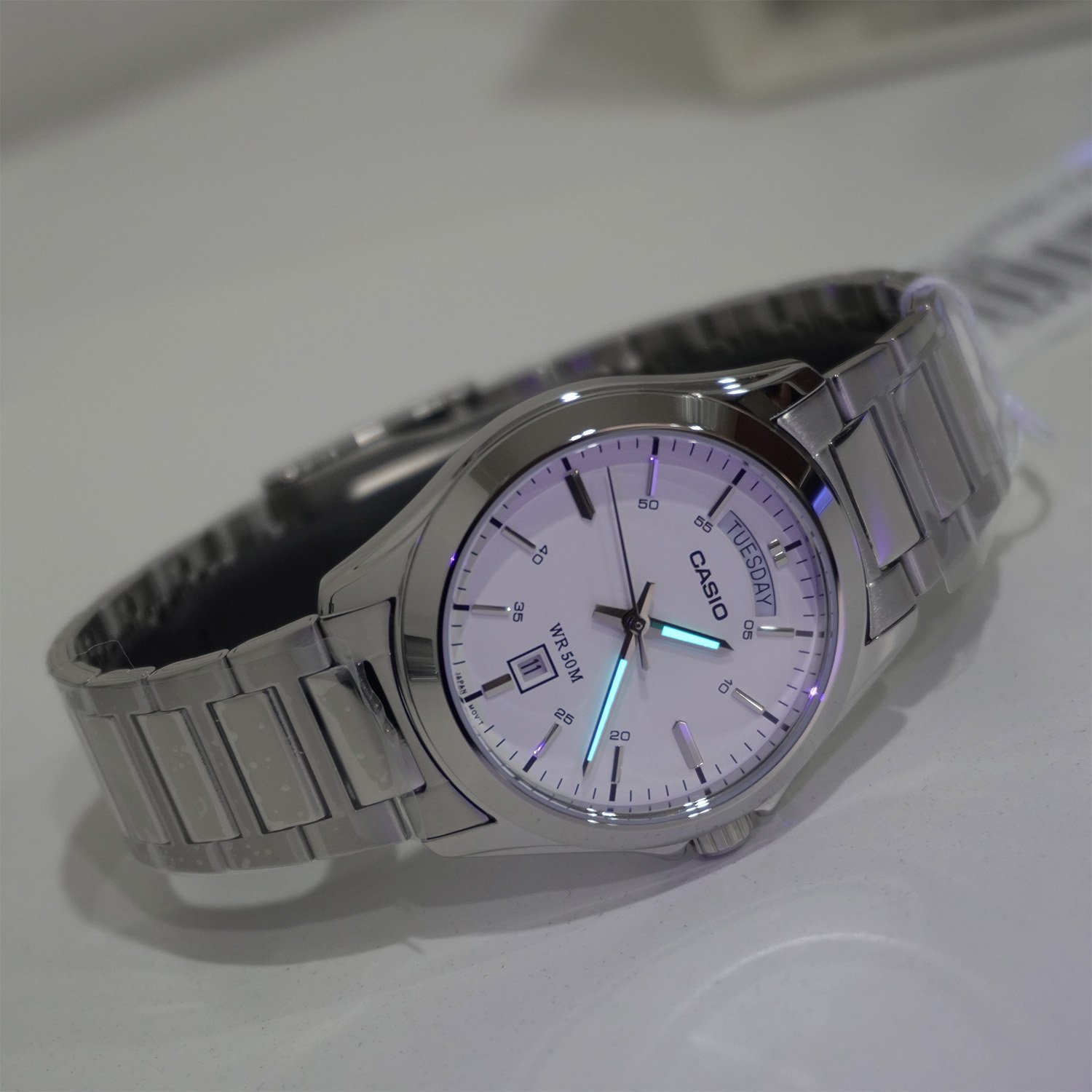 Mtp 1370d 7a3-6 ساعت مچی مردانه Casio MTP‑1370D‑7A3 با صفحه سفید کلاسیک، قاب و بند استیل نقرهای، نمایش روز و تاریخ، شیشه مینرال و مقاومت آب ۵۰ متر؛ مناسب استایل رسمی و اداری