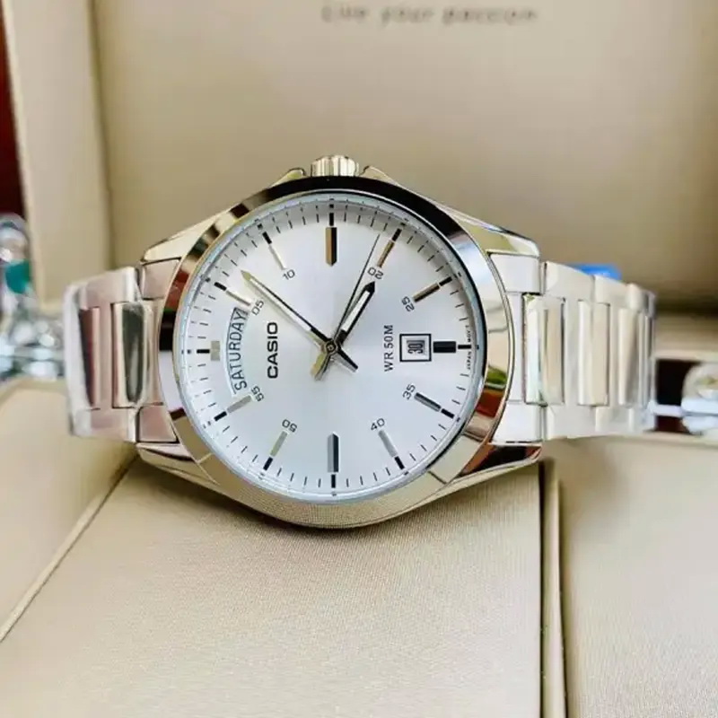 Mtp 1370d 7a3-7 ساعت مچی مردانه Casio MTP‑1370D‑7A3 با صفحه سفید کلاسیک، قاب و بند استیل نقرهای، نمایش روز و تاریخ، شیشه مینرال و مقاومت آب ۵۰ متر؛ مناسب استایل رسمی و اداری