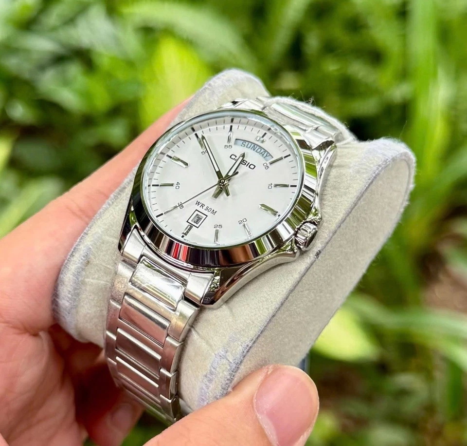 Mtp 1370d 7a3-9 ساعت مچی مردانه Casio MTP‑1370D‑7A3 با صفحه سفید کلاسیک، قاب و بند استیل نقرهای، نمایش روز و تاریخ، شیشه مینرال و مقاومت آب ۵۰ متر؛ مناسب استایل رسمی و اداری