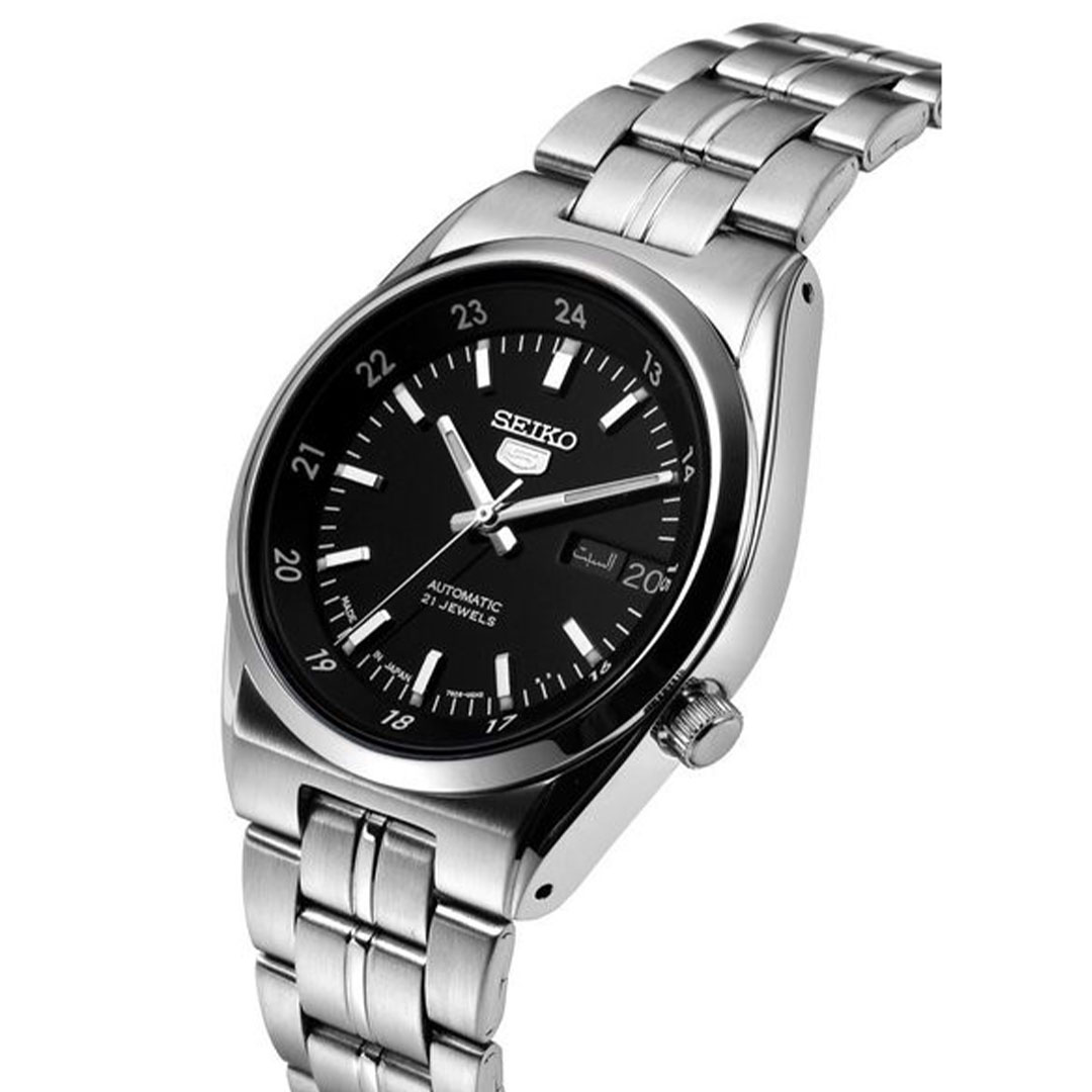 SNK567J1-8 ساعت مچی مردانه Seiko SNK567J1 با صفحه مشکی اسپرت، موتور اتوماتیک ژاپنی 7S26، قاب و بند استیل نقرهای، نمایش روز و تاریخ، شیشه هاردلکس و مقاومت آب ۳۰ متر