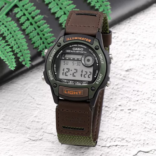 W-220HF-3AV-1 ساعت مچی دیجیتال Casio W‑220HF‑3AV با قاب رزینی سبز زیتونی، بند رزین مشکی، نمایش دیجیتال چندمنظوره، کرنومتر، تایمر و مقاومت آب ۱۰۰ متر؛ مناسب استفاده روزمره و ورزشی